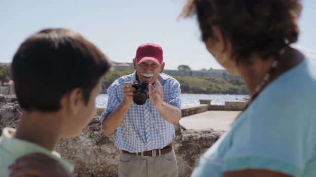 Familia-de-vacaciones-en-Cuba-abuelo-turista-tomando-fotografías