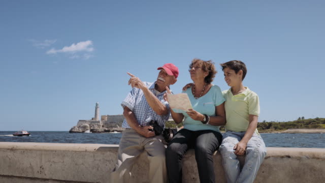 Familie-mit-Großeltern-lesen-touristische-Karte-in-Habana-Kuba