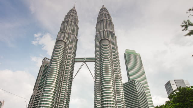 sonnigen-Tag-Malaysia-Petronas-twin-Towers-Kuala-Lumpur-Stadtzentrum-anzeigen-4-k-Zeitraffer
