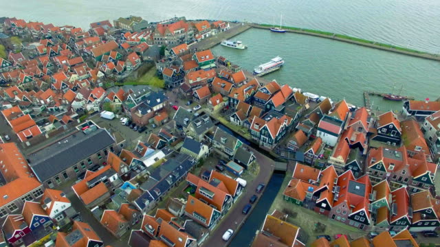 Ciudad-de-Volendam-en-Holanda-del-norte-en-los-países-bajos-aérea-vista-de-casas-y-barcos