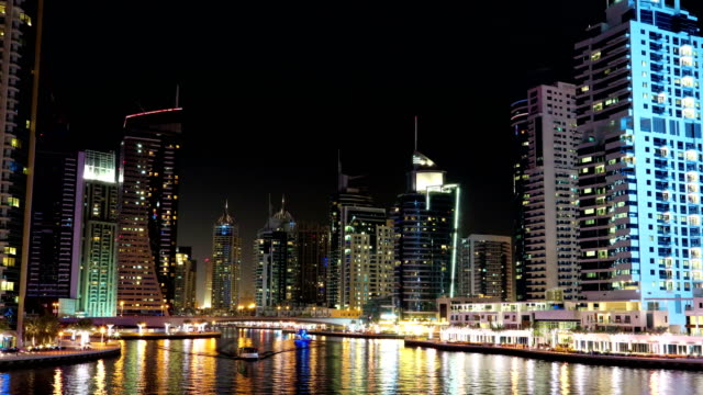 UHD-4K-Dubai-Marina-noche-alejar-lapso,-Emiratos-Árabes-Unidos