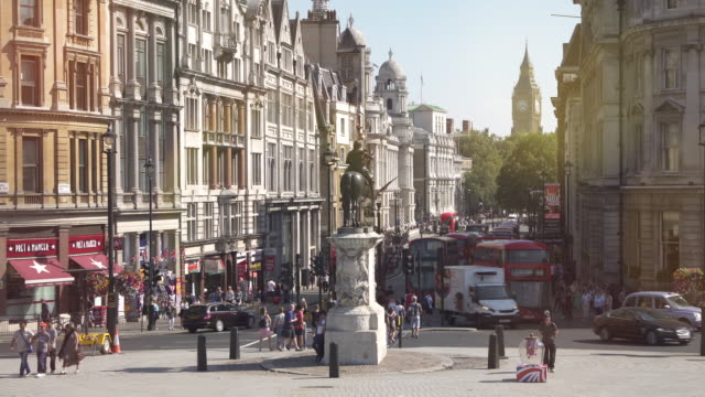 Londres,-tráfico-en-Trafalgar-square