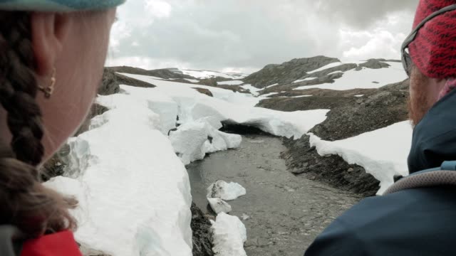 Los-excursionistas-discuten-la-ruta-en-las-montañas.-Noruega