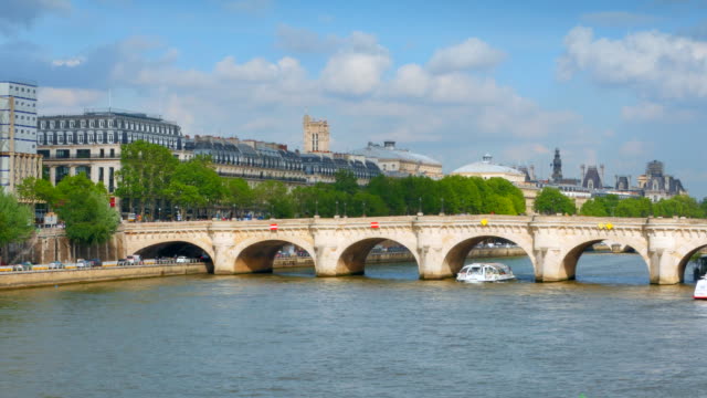 Puente-sobre-el-río-Sena,-París-Francia,-recorrido-histórico-turismo-histórico
