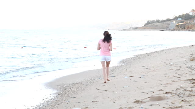 Mädchen-am-Morgen-läuft-entlang-des-Strandes-in-der-Nähe-des-Meeres