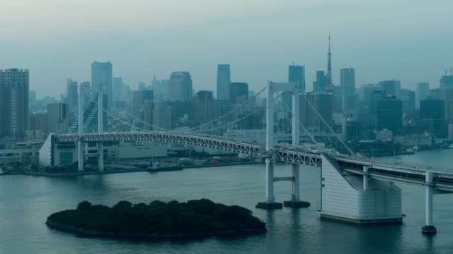 4K-Day-to-Night-Timelapse-Tokyo-Tower-and-Rainbow-bridge-in-Tokyo,-Japan