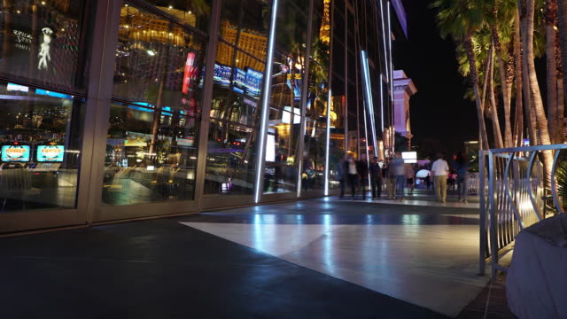 Las-Vegas-Strip---Sidewalk---Night---Time-lapse