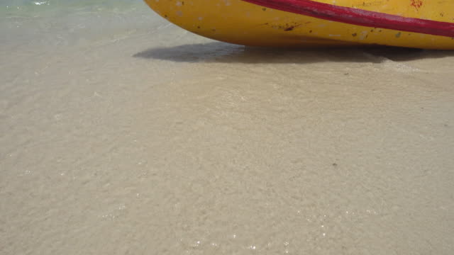 kayaks-on-the-beach.