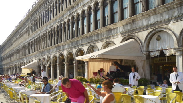 italy-summer-time-venice-san-marco-square-restaurant-terrace-panorama-4k