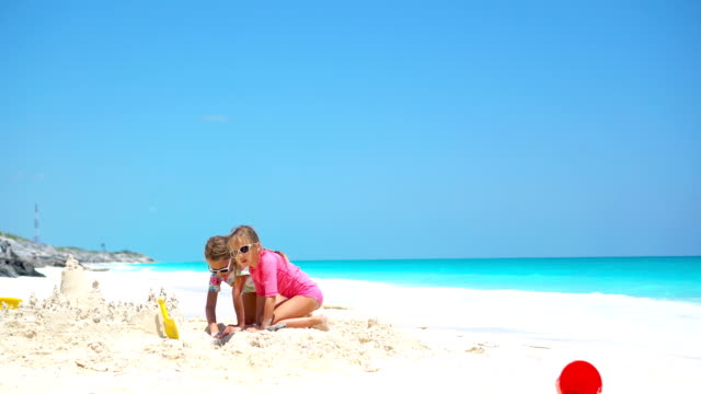 Glückliche-kleine-Kinder-spielen-mit-Spielzeug-für-den-Strand-während-der-tropischen-Urlaub
