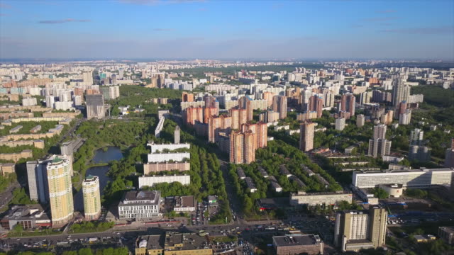 Rusia-Moscú-ciudad-suroeste-barrio-sol-luz-aérea-panorama-4k