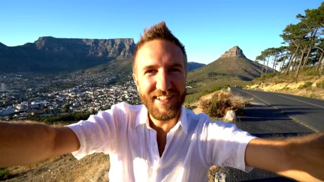 Junger-Mann-unter-Selfie-Porträt-in-Kapstadt-bei-Sonnenaufgang