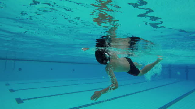 Asiatische-junge-schwimmt-Freestyle-und-schaltet-sich-ein-Wäschetrockner