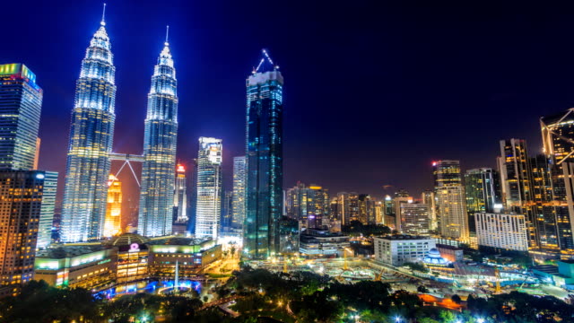 Kuala-Lumpur-Stadtbild-Wahrzeichen-Travel-Ort-von-Malaysia-4K-Tag-zu-Nacht-Zeitraffer-(Zoom-in)