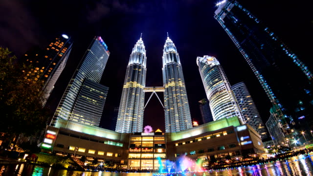 Lapso-de-tiempo-Kuala-Lumpur-noche-paisaje-urbano-histórico-viaje-lugar-de-Malasia-4K-(zoom-out)