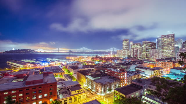 Tiempo-transcurrido---vista-panorámica-nocturna-del-centro-de-la-ciudad-de-San-Francisco-con-el-puente-de-la-bahía---4K