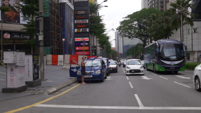 Malasia-kuala-lumpur-city-center-tráfico-día-calle-tiempo-vereda-panorama-4k