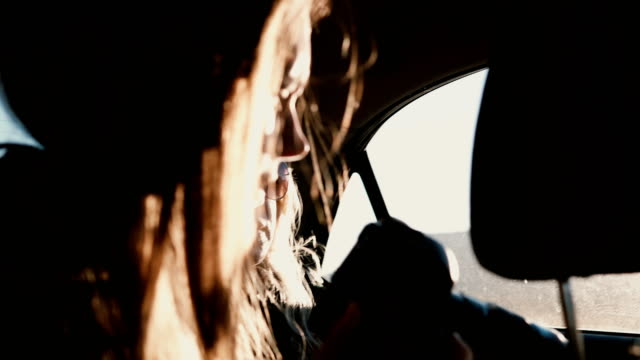 Blick-in-das-Auto.-Touristischen-Frau-Reisen-mit-dem-Auto-und-die-Fotos-von-Sonnenuntergang-Landschaft-vor-dem-Fenster