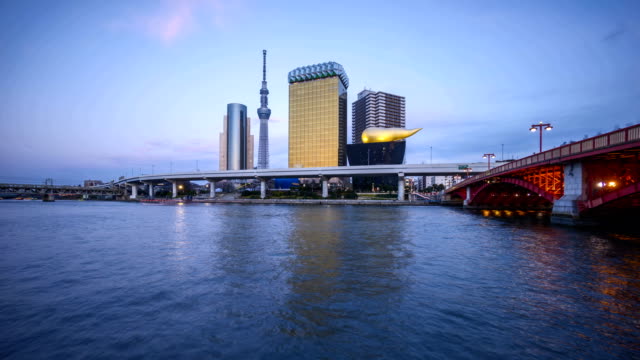 día-al-atardecer-a-la-noche-en-Tokio-ciudad-horizonte,-Tokyo-Sky-Tree,-Río-de-Sumida