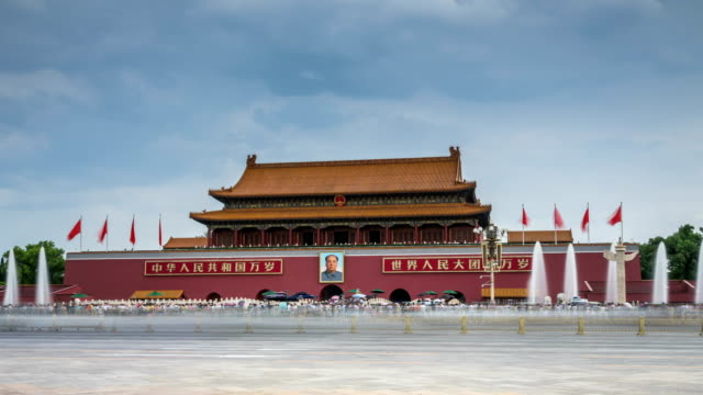 Vista-de-lapso-de-tiempo-de-las-personas-y-el-tráfico-que-pasa-fuera-de-la-Tiananmen-en-beijing,-china