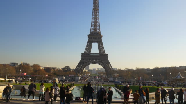 Frankreich-Paris-Sonnentag-Place-du-Trocadéro-Eiffel-Turm-voll-Panorama-4k