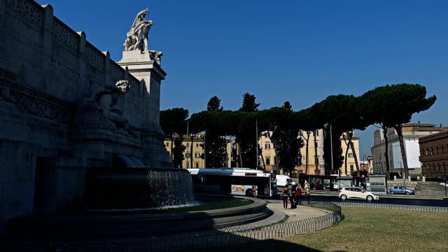 Fountain-at-left-side-of-Altar-of-the-Fatherland-in-Rome,-Italy