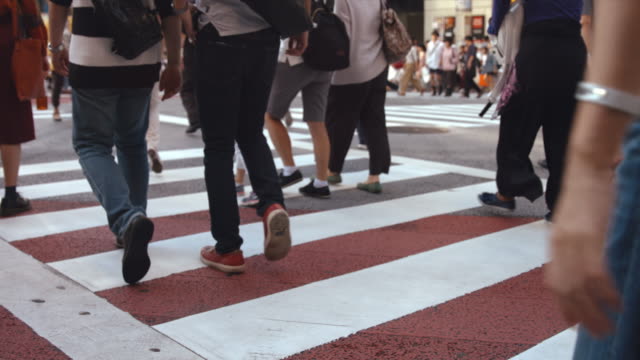 Gente-caminando-en-el-paso-de-peatones-de-Shibuya-(Slow-Motion-Video)-en-verano