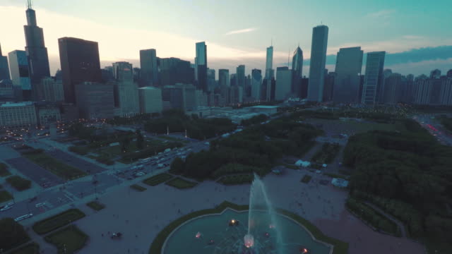 Chicago-Skyline-Buckingham-Fountain-Abenddämmerung-Antenne