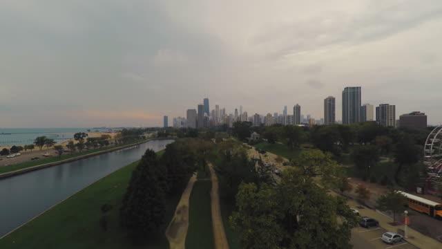 Skyline-von-Chicago-von-Lincoln-Park-Aerial