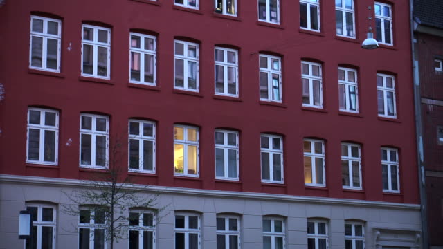 Edificio-de-apartamentos-de-estilo-europeo-clásico-de-hermosa-arquitectura.-Una-habitación-iluminada-con-luz-Resumen