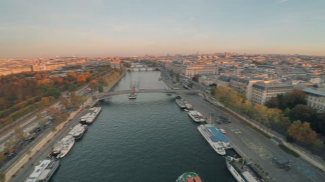 Vista-aérea-de-París-con-río-Sena-durante-puesta-del-sol