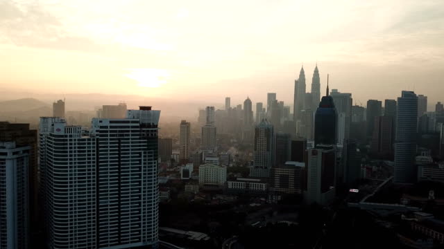 Cielo-ardiente-contra-rascacielos-de-Kuala-Lumpur-con-niebla-y-niebla-por-la-mañana.