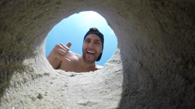 Chico-brasileño-joven-tomando-un-selfie-en-la-playa