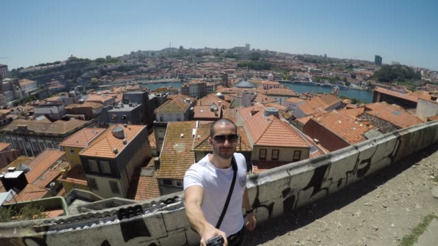Junge-Reisende-nehmen-ein-Selbstporträt-in-Porto,-Portugal