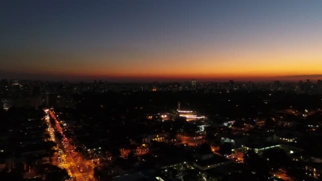 Antena-vista-Sao-Paulo-ciudad-en-atardecer,-Brasil