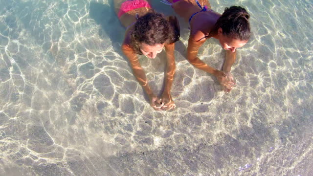 junge-Teen-Verlegung-am-tropischen-Strand-Sommer-Wasser-und-genießen