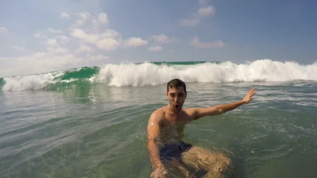Junge-brasilianische-Kerl-Spaß-haben-und-dabei-eine-Selfie-am-Strand
