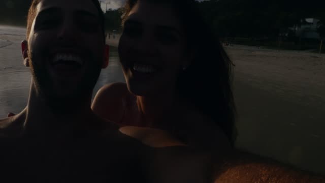 Couple-taking-a-selfie-in-the-beach