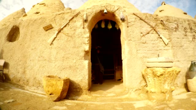 gewölbte-Eingang-zu-einem-Ton-traditionellen-Haus-in-einem-Dorf-an-der-Grenze-zwischen-Syrien-und-der-Türkei