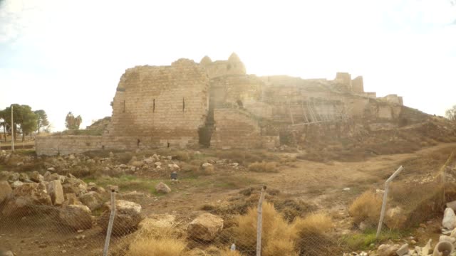 alles,-was-bleibt-von-der-mittelalterlichen-Burg-ist-in-der-Nähe-der-Grenze-zwischen-der-Türkei-und-Syrien