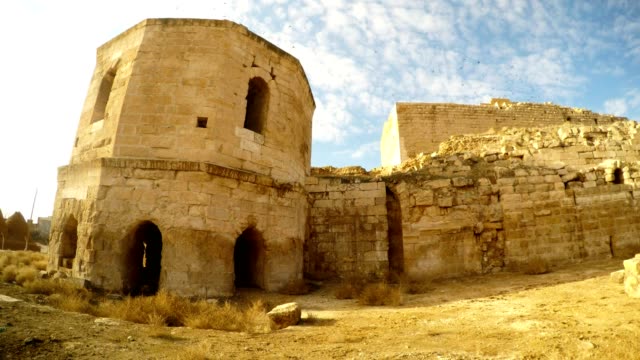 la-torre-de-las-ruinas-del-antiguo-castillo,-cerca-de-la-frontera-entre-Turquía-y-Siria