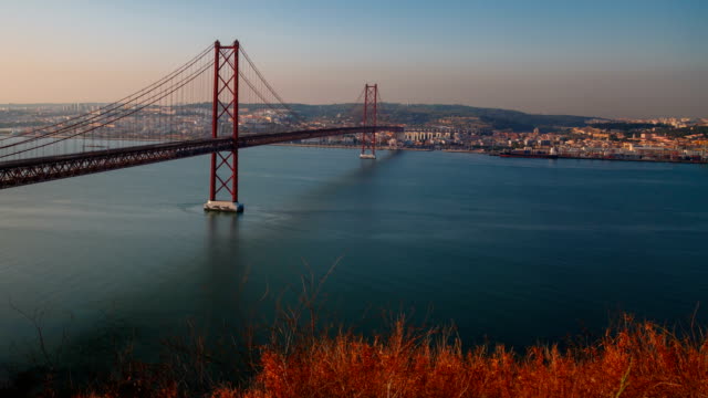 Ponte-25-de-Abril-bridge,-Lisbon,-Portugal