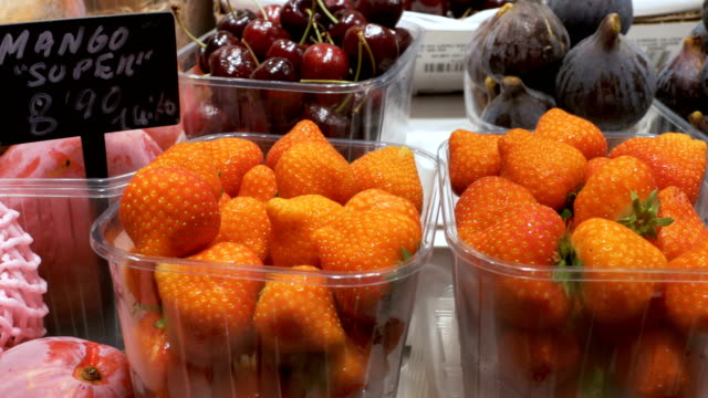 Zähler-mit-Früchten-auf-einem-Markt-in-La-Boqueria.-Barcelona.-Spanien