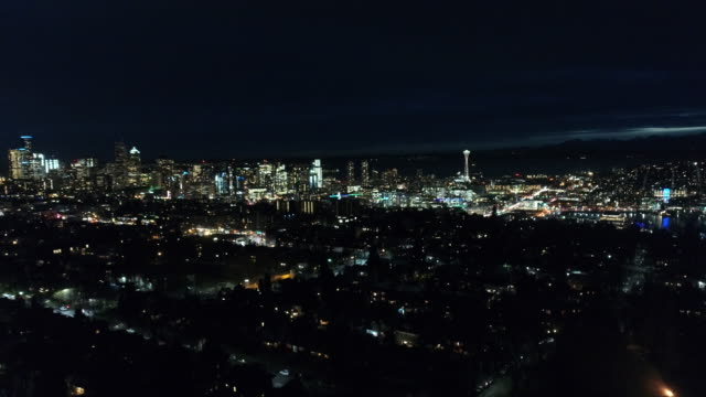 Encendido-para-arriba-en-perspectiva-aérea-nocturna-del-Skyline-de-la-ciudad-de-Seattle-Wa