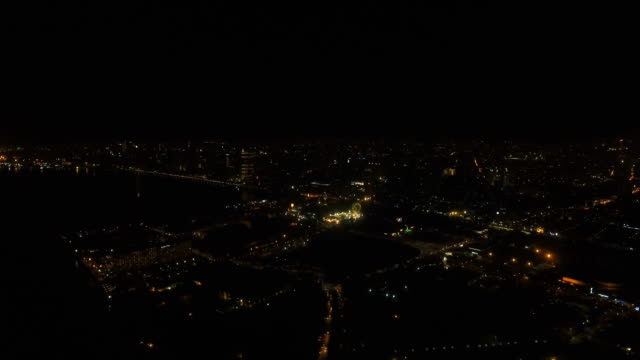Luftbild-Stadt-mit-Wolkenkratzern-und-Gebäude-bei-Nacht.-Philippinen,-Manila,-Makati