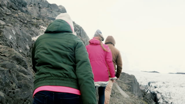 Itinerante-hombres-y-mujeres-caminando-por-la-montaña,-senderismo-juntos-cerca-de-la-laguna-de-hielo-Vatnajokull-en-Islandia
