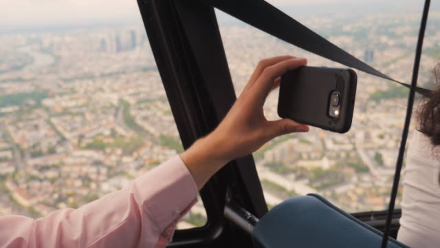 Hubschrauber-Passagier-filmt-mit-Telefon