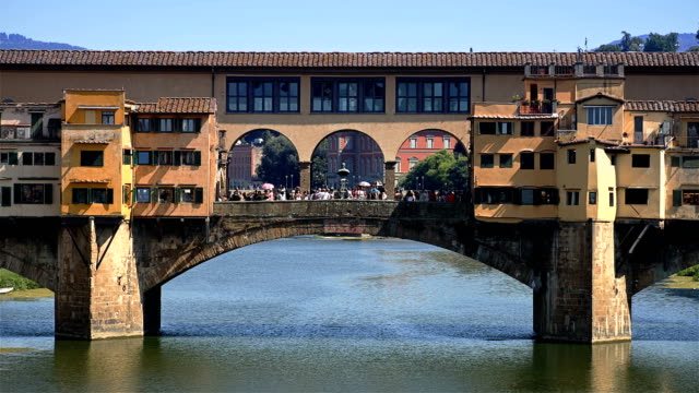 Ponte-Vecchio-bridge-in-Florence,-Italy