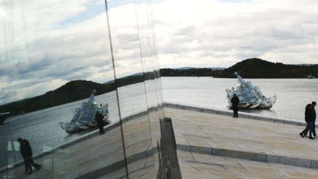 Oslofjord-und-die-Glasfassade-des-Opernhauses-Oslo
