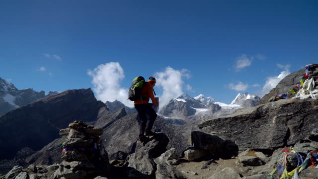 Mann-mit-einem-Rucksack-Reisen-in-den-Himalaya-Bergen